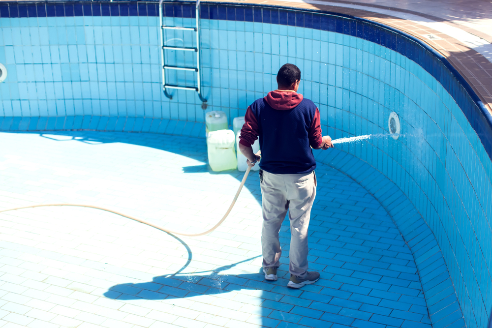 26fd91d4fd90f76ab64c40b5ca5dab55shutterstock_1328431814poolmaintenance